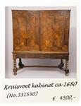 Kruisvoetkabinet ca 1680 met bloemen op de panelen en sterren binnen (No.331550)