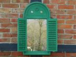 Spiegel met houten frame en deurtjes - vintage green