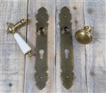 1  set deur hang-en sluitwerk: 1 knop, 1 deurklink met porseleinen handvat antiek-wit, 2 deurplaten 