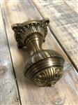 Historische koperen knop voor op de voordeur, vaste deurknop met een mooie rozet, messing.