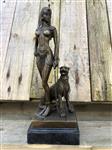 Een bronzen beeld van Cleopatra met PANTHER