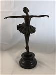 Een bronzen beeld van een balletdanser