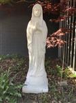 Moeder Maria / Mother Mary, groot vol stenen beeld.