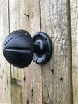 Mooie zwarte forse deurknop, metaal zwart met voetrozet zwart. (vast staand)