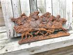 Wandornament van paarden met daarop ruiters, gemaakt van gietijzer