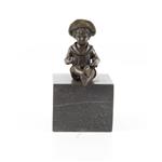 Een bronzen beeld/sculptuur van een klein, zittend jongentje