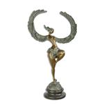 Een bronzen beeld/sculptuur van een gigantische gevleugelde vrouw
