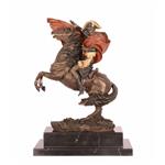 Een bronzen beeld/sculptuur van Napoleon die de Alpen trotseert