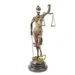 Een bronzen beeld/sculptuur van Vrouwe Justitia