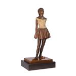 Een bronzen beeld/sculptuur van een kleine 14-jarige danseres