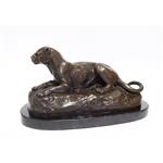 Een bronzen beeld/sulptuur van een liggende leeuwin