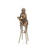 Een bronzen beeld/sculptuur van een dame op barkruk (11)