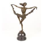 Een bronzen beeld/sculptuur van een bloemen danseres