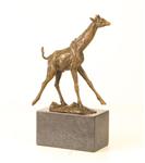 Een bronzen beeld/sculptuur van een giraffe