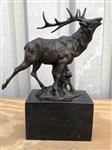 Een bronzen beeld/sculptuur van een hert