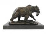 Een bronzen beeld/sculptuur van een grizzly beer