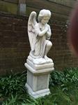 Engel knielend op sokkel, vol massief gegoten stenen beeld, prachtig vormgegeven!!
