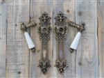 Set deurbeslag: messing, antiek- deurplaten zeer decoratief met engelen - klinken met wit porseleine