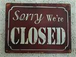 Metalen bord met prachtig geschilderde tekst: Sorry we're closed.