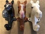 3 x paardenhoofden als kapstok is een mooie schuur decoratie, diverse kleuren.