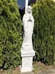 Moeder Maria / Mother Mary, groot op sokkel, vol stenen beeld.