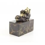 Een bronzen beeld/sculptuur van een etende panda