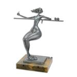 Een bronzen beeld/sculptuur van een naakte vrouw, relaxend met een drankje