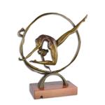 Een bronzen beeld/sculptuur van een slangenmens, op een houten voet