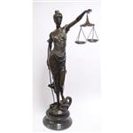 Een bronzen beeld/sculptuur van een gigantische Vrouwe Justitia