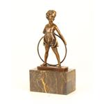 Een bronzen beeld/sculptuur van een hoelahoep meisje