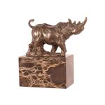 Een bronzen beeld/sculptuur van een lopende neushoorn