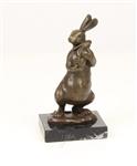 Een bronzen beeld/sculptuur van een konijn met een jong