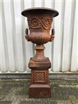 Zware gietijzeren tuinvaas gietijzer op gietijzeren sokkel, zeer fraai en prachtig ontwerp.
