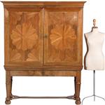 Blond Kruisvoetkabinet ca 1690 op foedraalpoten met geometrische bloemmotieven verrassende pendanten