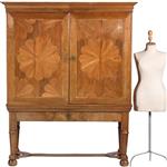 Blond Kruisvoetkabinet ca 1690 op foedraalpoten met geometrische bloemmotieven verrassende pendanten