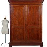 Reusachtige grote tweedeurskast te gebruiken als garderobekast of als servies of opbergkast (No.3420