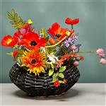 Luxe zwarte tuinmand met kunstbloemen – wilde veldbloemen in kleurige tinten