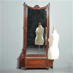 Reusachtige staande lspiegel met jardinière de blikvanger in een grote hal  (No.411569) Hoogte 2,35 