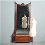 Reusachtige staande lspiegel met jardinière de blikvanger in een grote hal  (No.411569) Hoogte 2,35 