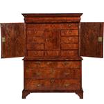 Vroeg 18e eeuws Engels rariteiten kabinet in wortelnoten met 17 laadjes achter de deuren (No.362935)