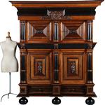 Markante 4-deurskast uit de gouden eeuw met veel ebbenhout (No.371510)