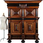 Markante 4-deurskast uit de gouden eeuw met veel ebbenhout (No.371510)
