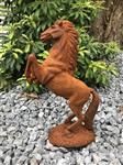 Een mooi beeld van een steigerend paard, gietijzer-rust