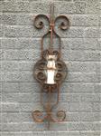 Fraai wandornament als een kaarshouder, mooie decoratieve kandelaar