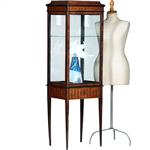Vierkante Hepplewhite vitrine met  glas rondom en een unieke 