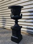 Zware gietijzeren tuinvaas gietijzer op gietijzeren sokkel, zeer fraai en prachtig ontwerp in het zw