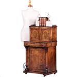 Victoriaans  dames bureautje in wortelnoten met inlegwerk brons  hekje en inktpotje (No.402405)