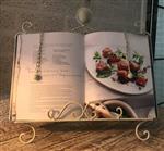 Een witte standaard / houder voor muziekstukken, menu's en bijvoorbeeld boeken