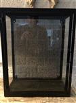 Wandvitrine kast, metaal zwart met acrylaat glas, zeer fraai!