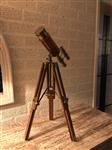 Prachtige decoratieve telescoop op een houten statief
